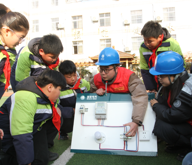 随着电器使用增多用电安全成为看护学生健康生长的重要一环