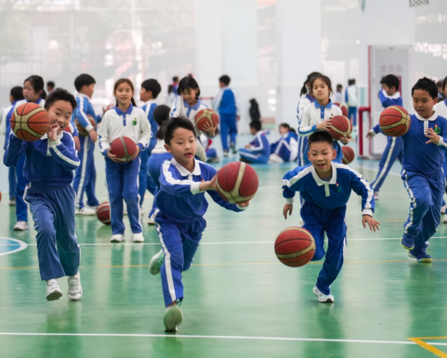 构成阶梯式思政育人链条孩子们手里有一